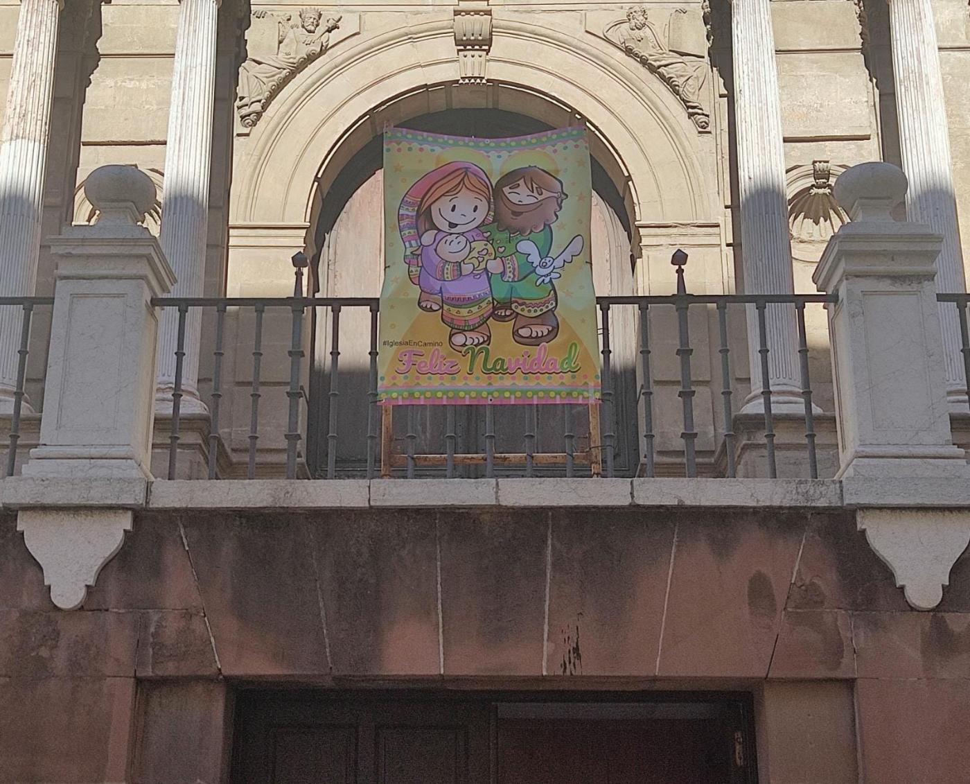 La Catedral de Málaga ya luce su balconera navideña solidaria