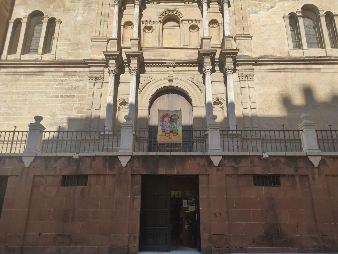 La Catedral de Málaga ya luce su balconera navideña solidaria