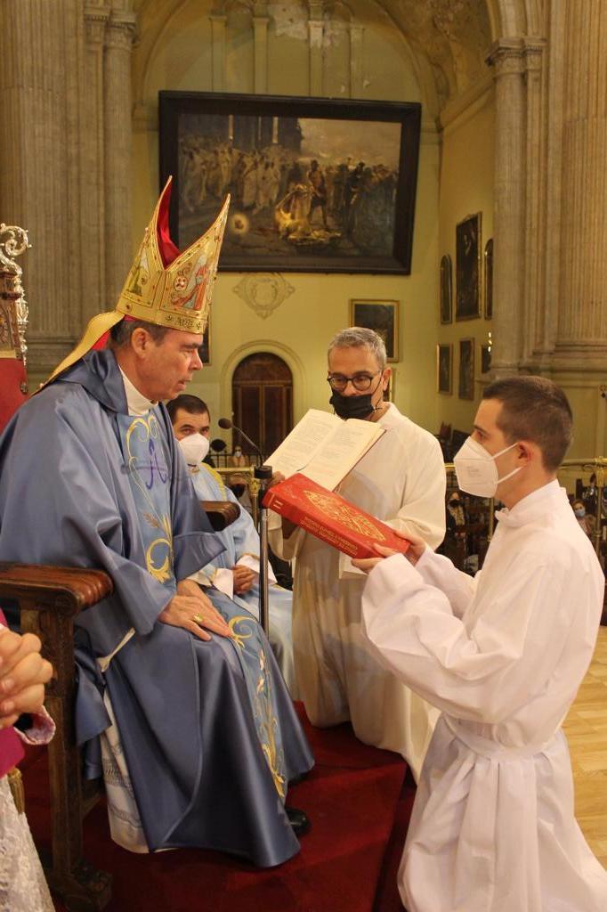 José Ignacio Postigo recibe el ministerio del lectorado de manos del Sr. Obispo, en la Catedral de Málaga