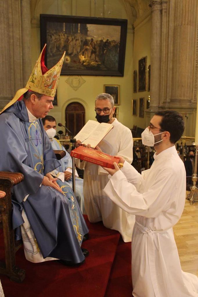 José Francisco Fernández recibe el ministerio del lectorado de manos del Sr. Obispo, en la Catedral de Málaga