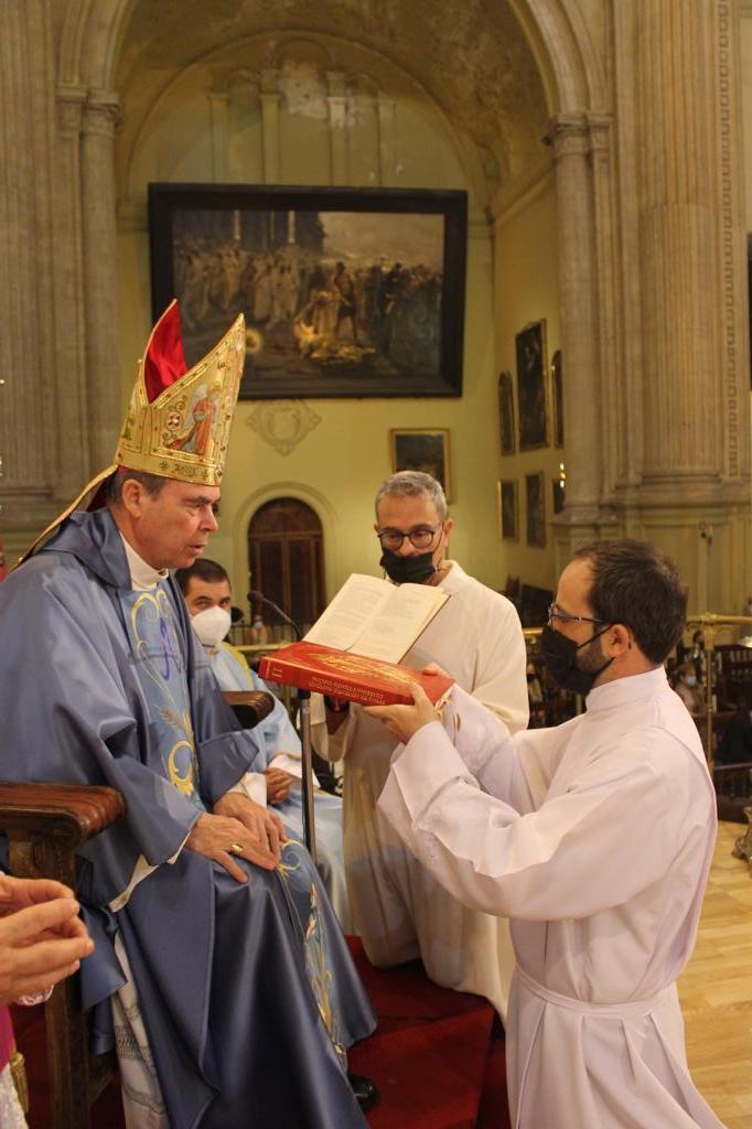 Antonio del Río recibe el ministerio del lectorado de manos del Sr. Obispo, en la Catedral de Málaga