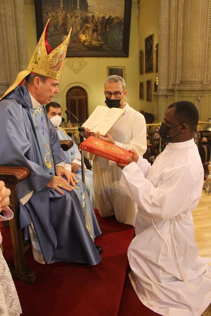 Feliciano Nsue recibe el ministerio del lectorado de manos del Sr. Obispo, en la Catedral de Málaga