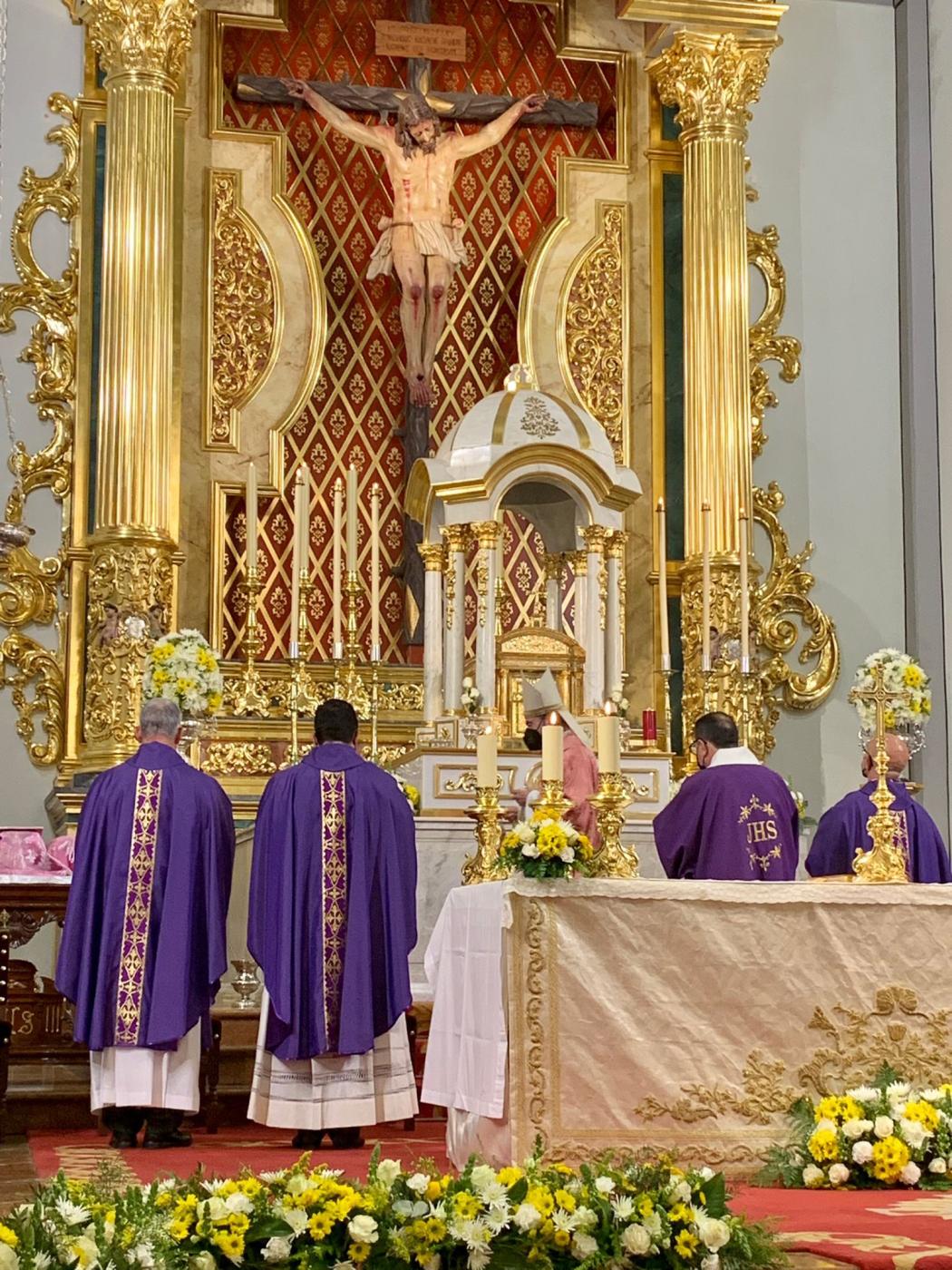 El Obispo bendice el nuevo retablo del Corpus Christi