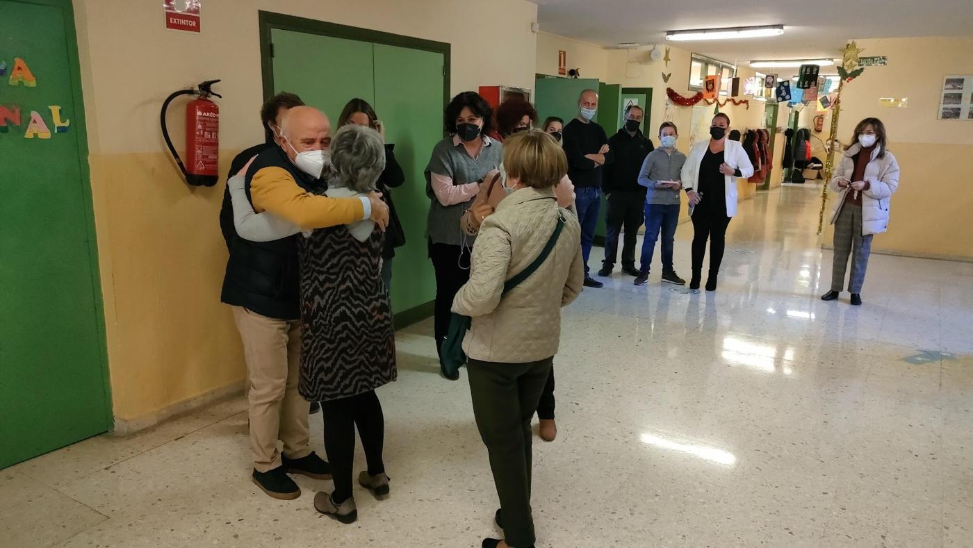 Una alumna entrega un agradecimiento a su profesora