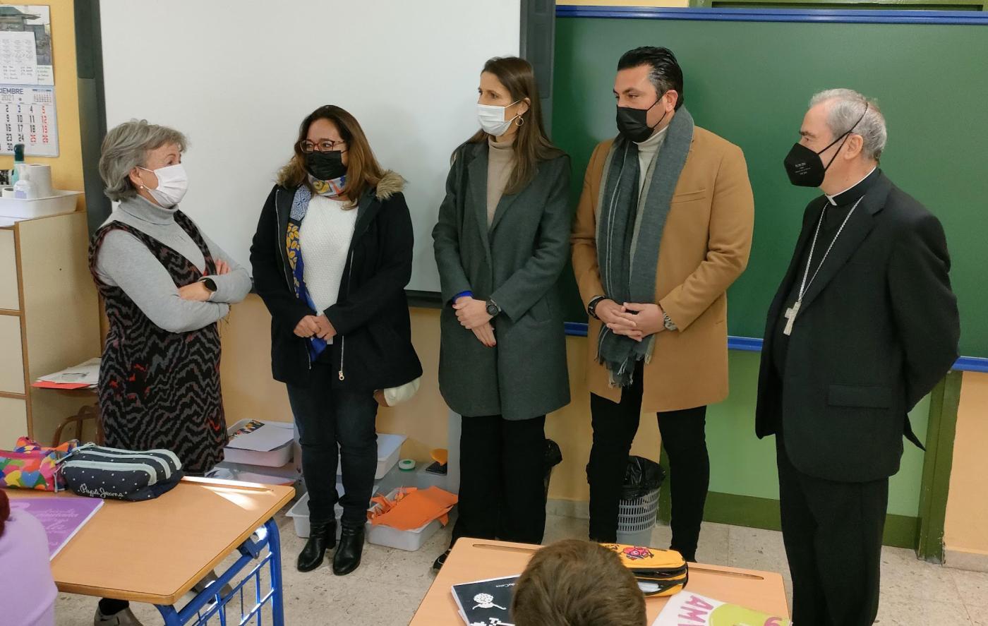 El obispo de Málaga a Paqui Muriel, profesora de Religión: «Hemos venido aquí a darte las gracias»