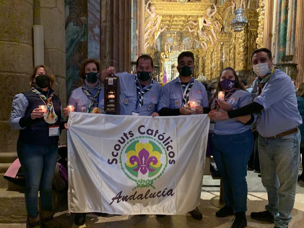 Un comité de Scouts Católicos de Málaga y Melilla acude a Santiago de Compostela para traer la Luz de la Paz de Belén a Málaga