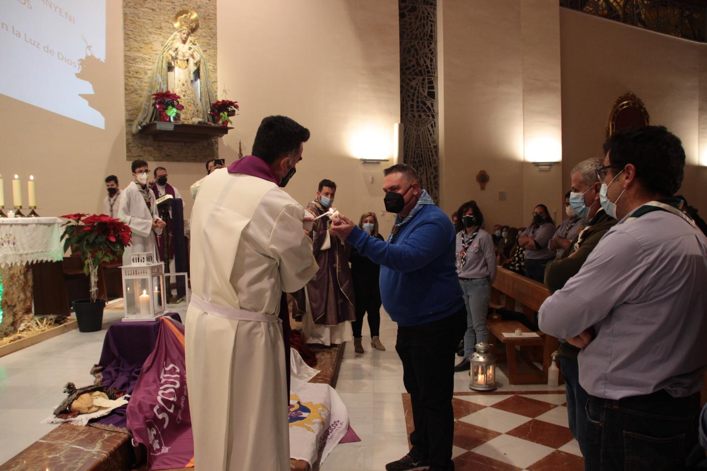 Reparto de la Luz de la Paz de Belén a toda Andalucía, desde la parroquia de San José, en Vélez-Málaga // A. REYES