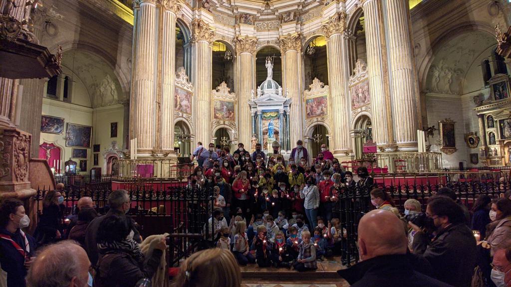 Ceremonia de entrega de la Luz de la Paz de Belén en la Catedral de Málaga