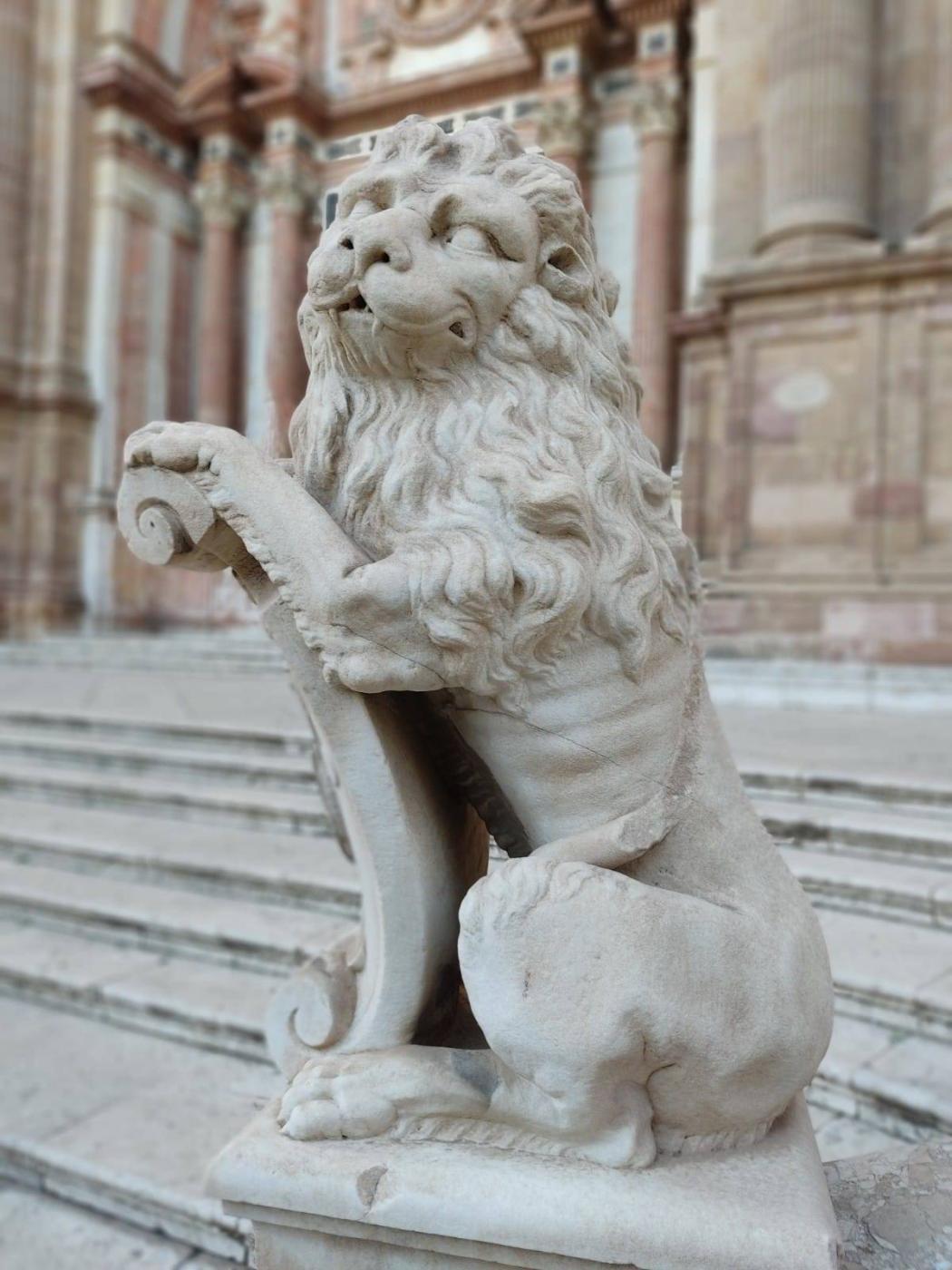 Esculturas de leones que flanquean la fachada principal de la Catedral de Málaga