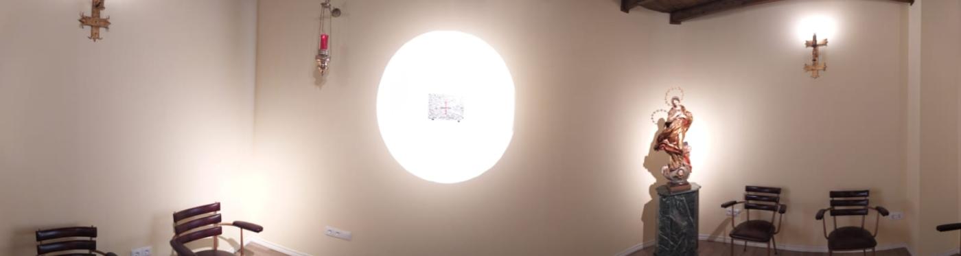 Panorámica del pequeño oratorio en el Centro de Liturgia Nazaret