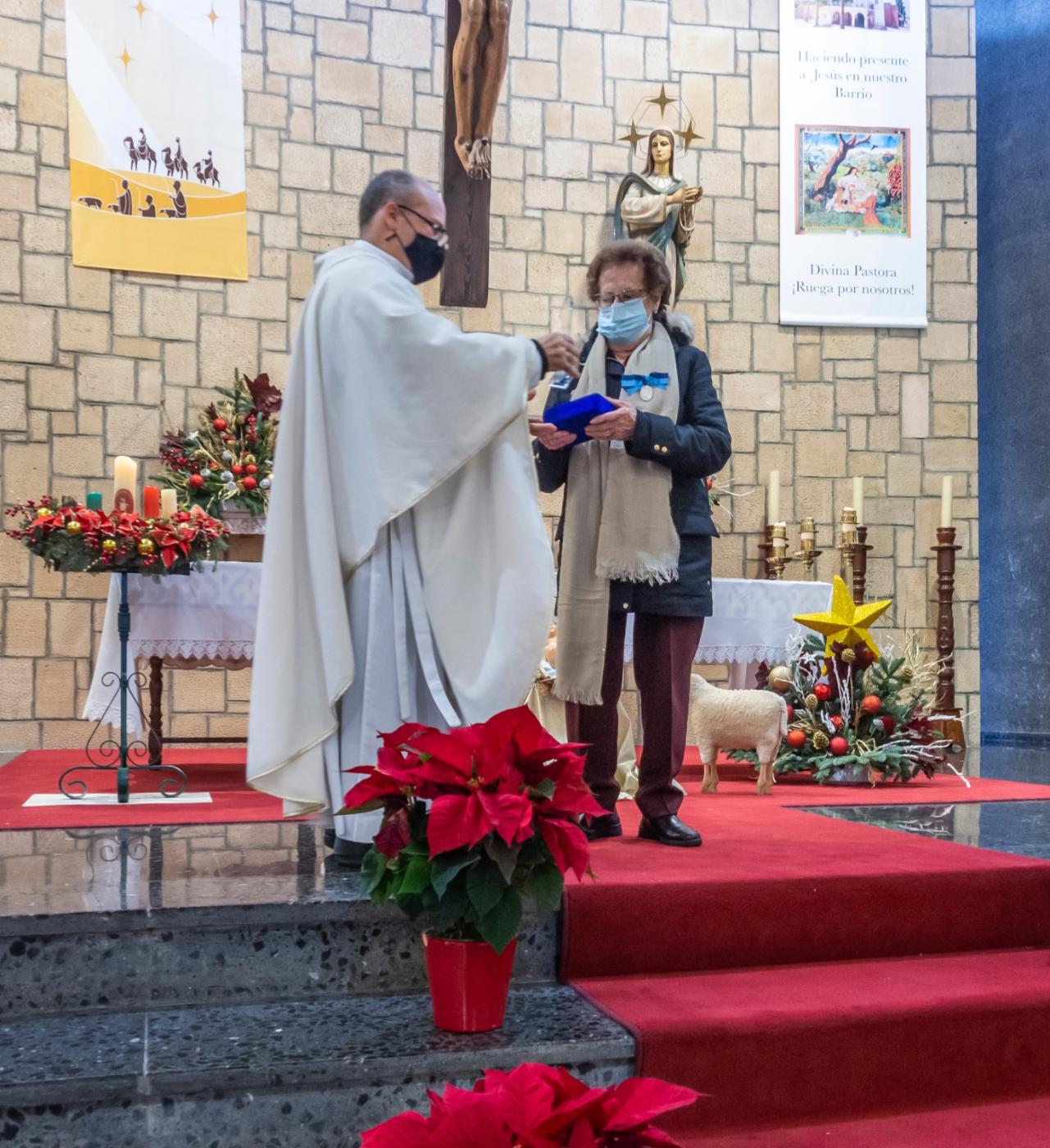 El párroco, Agustín Zambrana, entrega la Medalla Pro Ecclesia Malacitana a Paquita García, concedida por el Obispo de Málaga, D. Jesús Catalá