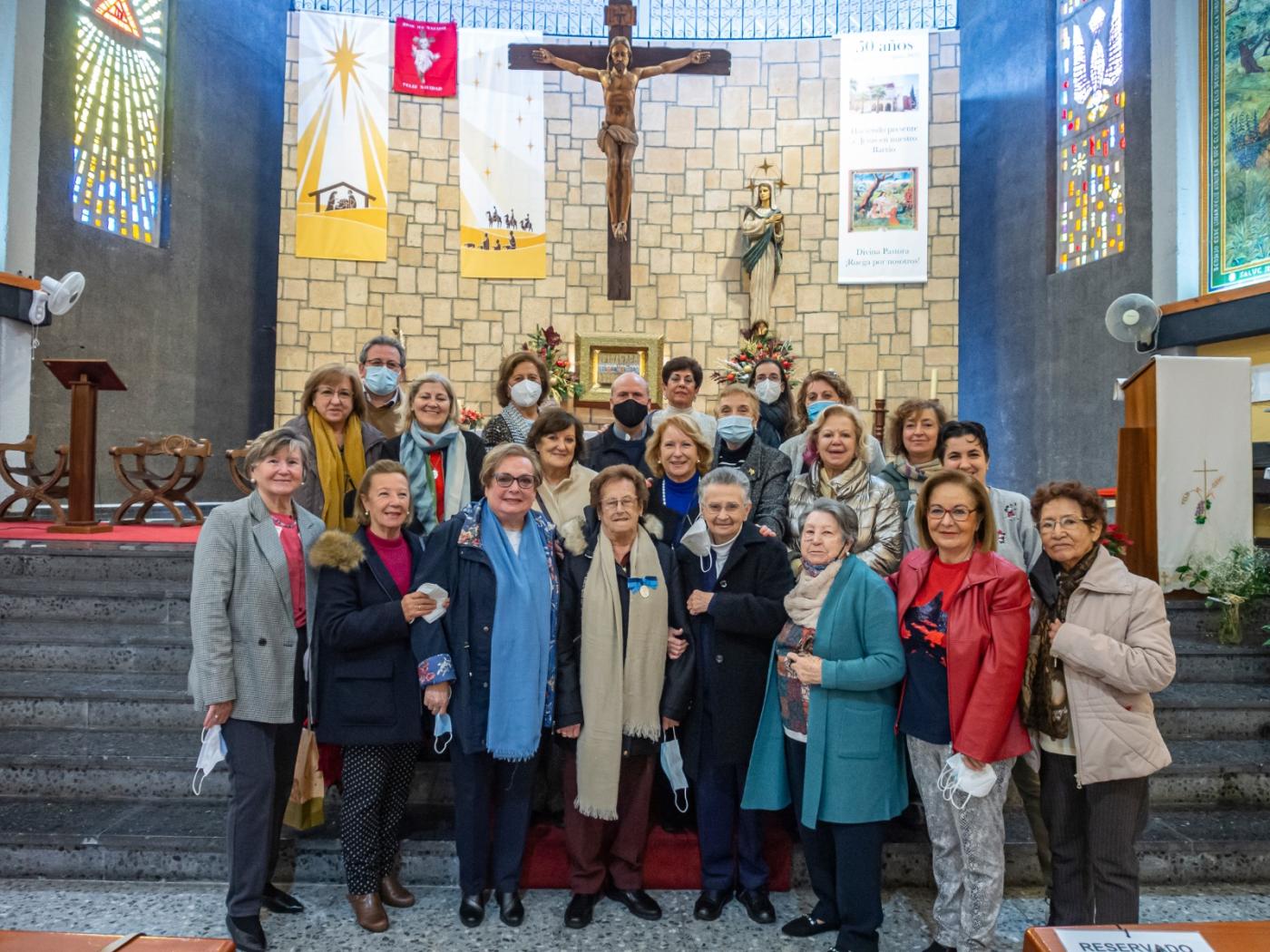 El párroco, Agustín Zambrana, entrega la Medalla Pro Ecclesia Malacitana a Paquita García, concedida por el Obispo de Málaga, D. Jesús Catalá
