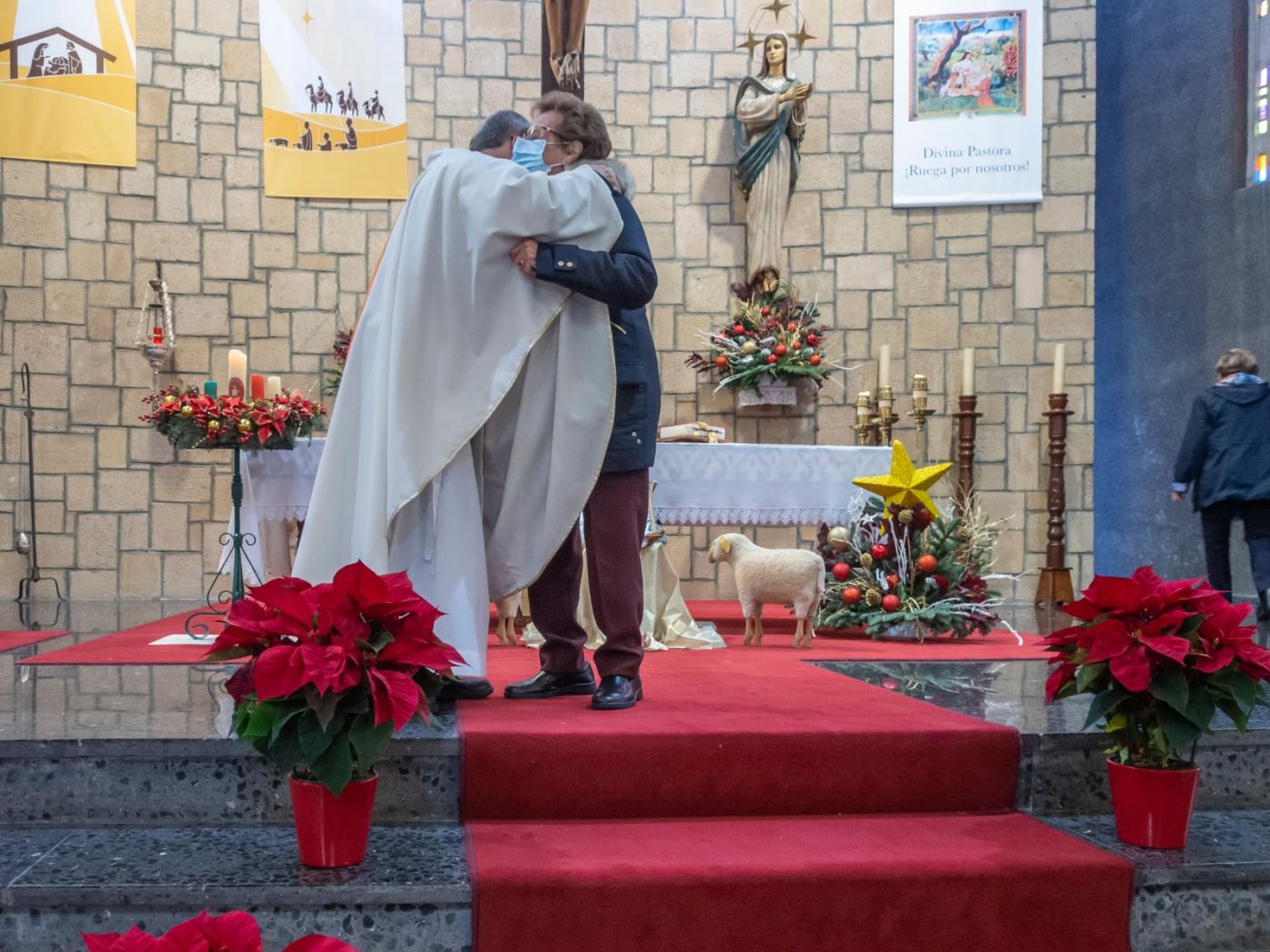 El párroco, Agustín Zambrana, entrega la Medalla Pro Ecclesia Malacitana a Paquita García, concedida por el Obispo de Málaga, D. Jesús Catalá