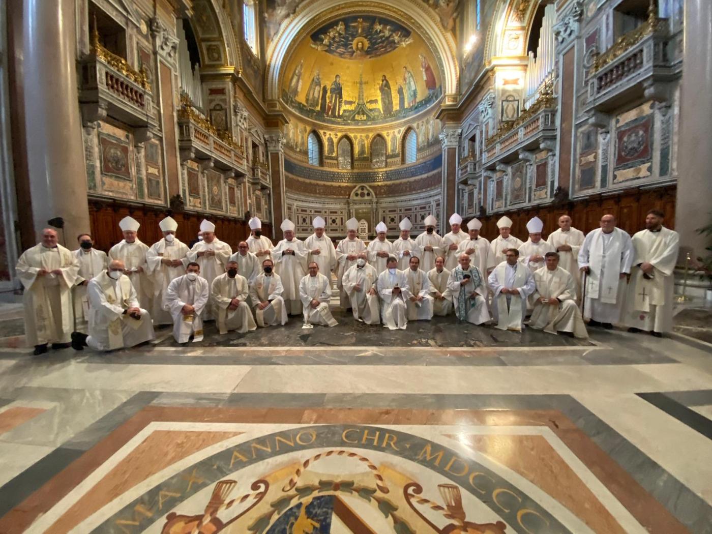 Mons. Catalá, junto al resto de obispos participantes en la visita ad limina, en la Basílica de San Juan de Letrán (Martes 18 de enero)