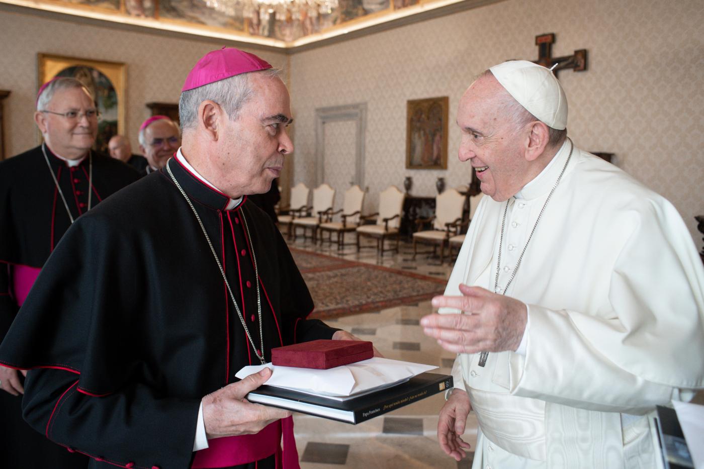 El papa entrega unos obsequios a Mons. Catalá tras la audiencia con motivo de la Visita ad limina 2022