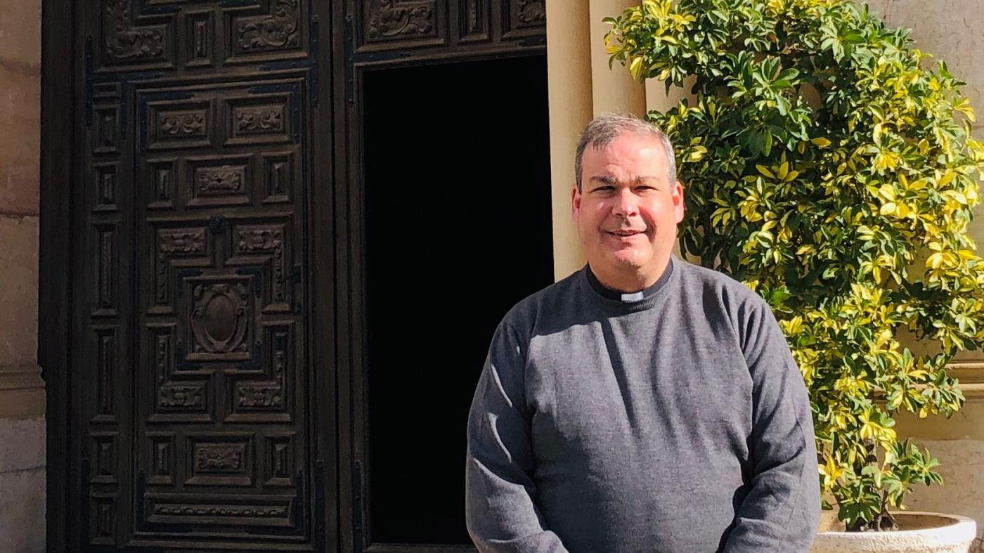 Se levantó y se puso en camino