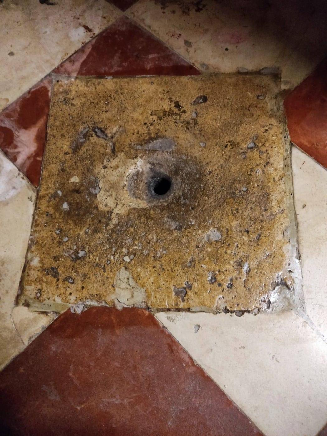 Sumidero ubicado en un habitáculo anejo a la sacristía de la Catedral de Málaga