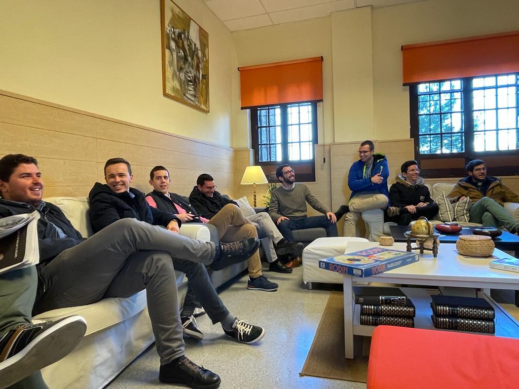 La sala de televisión, uno de los lugares para compartir vida // E. LLAMAS