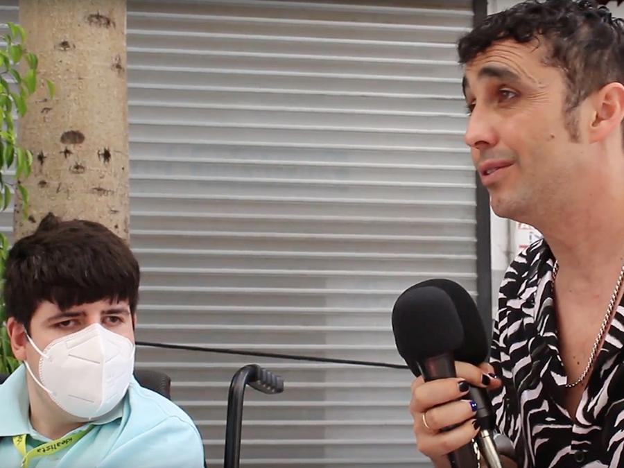 Guille entrega el premio del público en el festival de Cine de Málaga