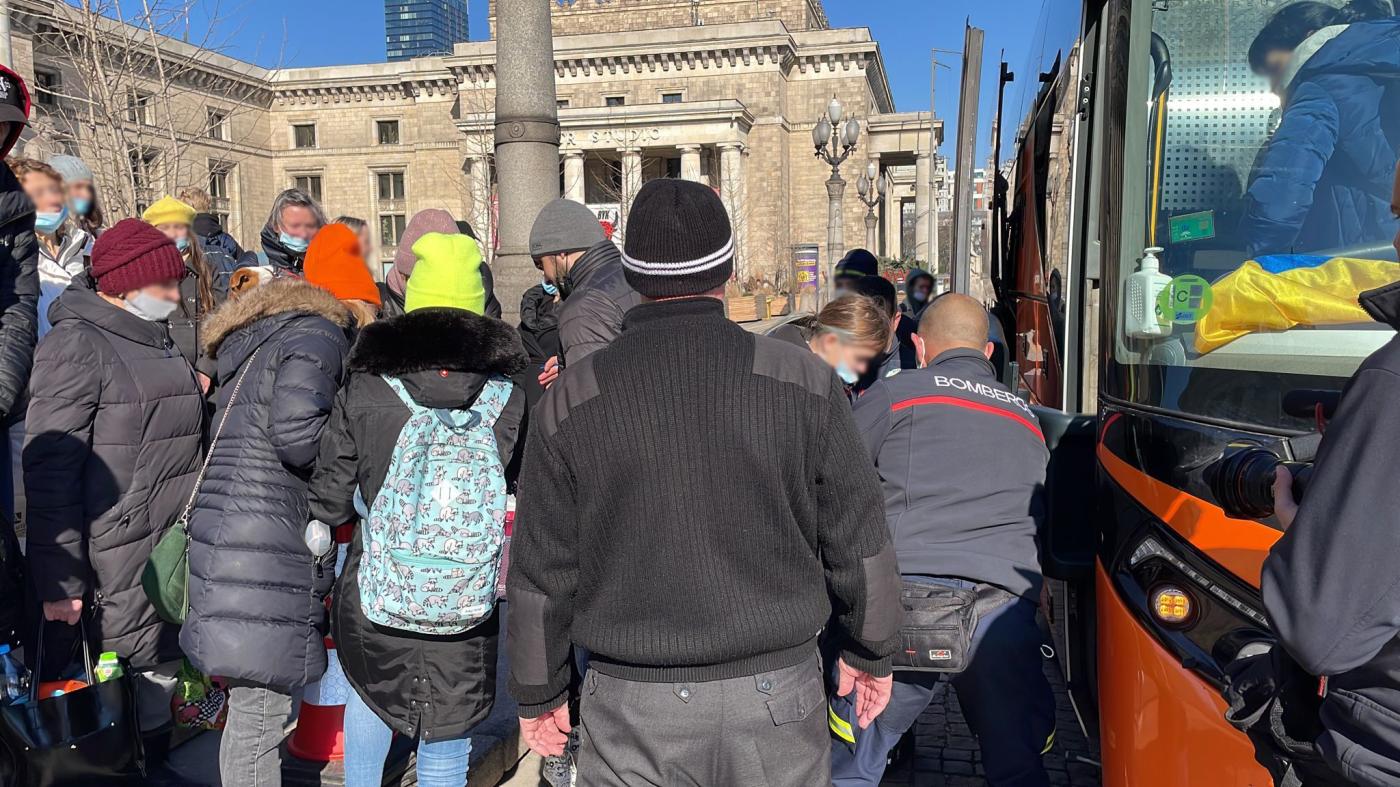 Refugiados ucranianos acomodándose en el autobús fletado por la Hermandad de la Soledad de Marbella para traerlos a España