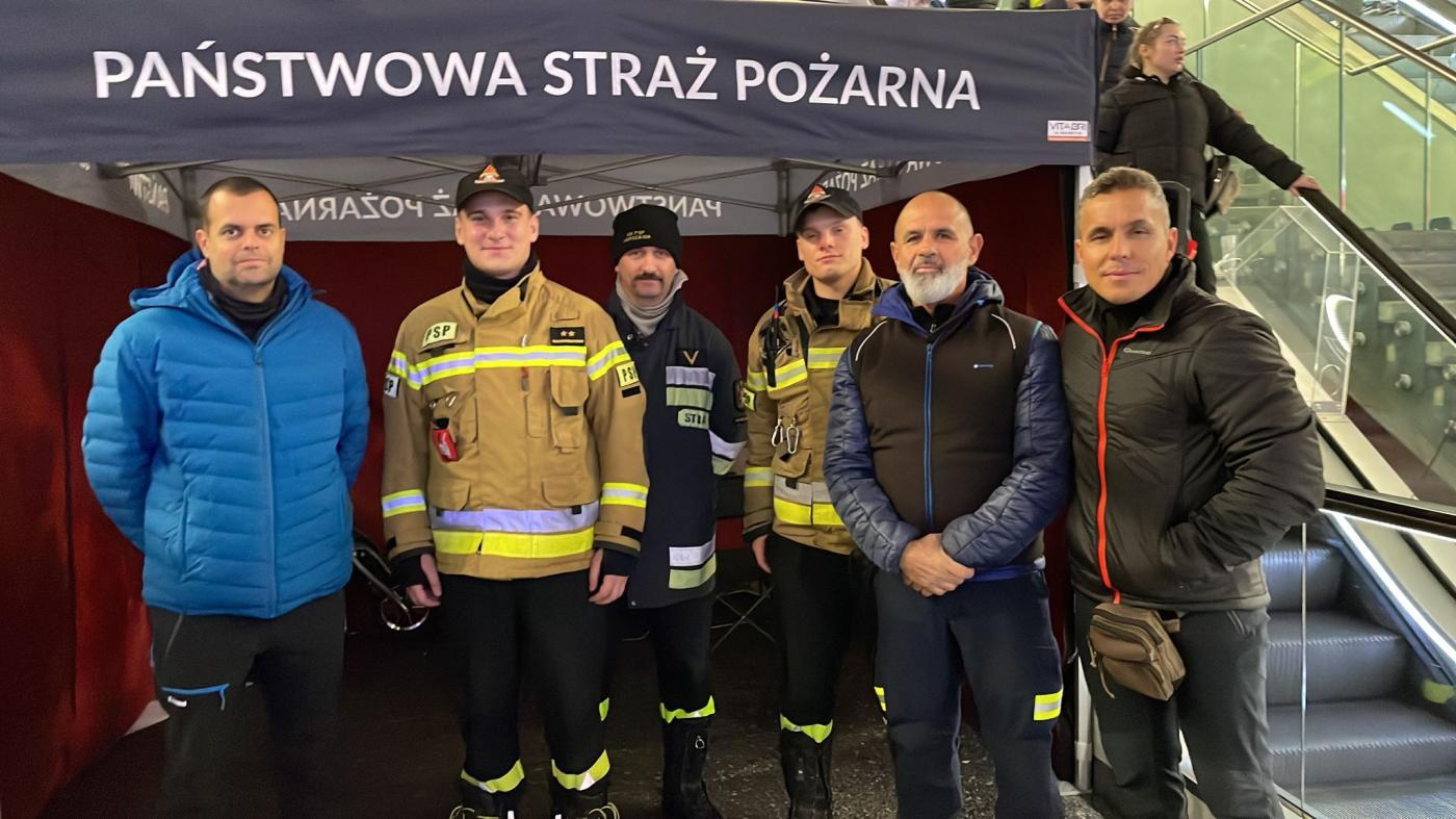 Manuel Lavigne, teniente hermano mayor de la Soledad de Marbella (con barba) junto a sus compañeros Jose y Sergio y bomberos locales a su llegada a Varsovia