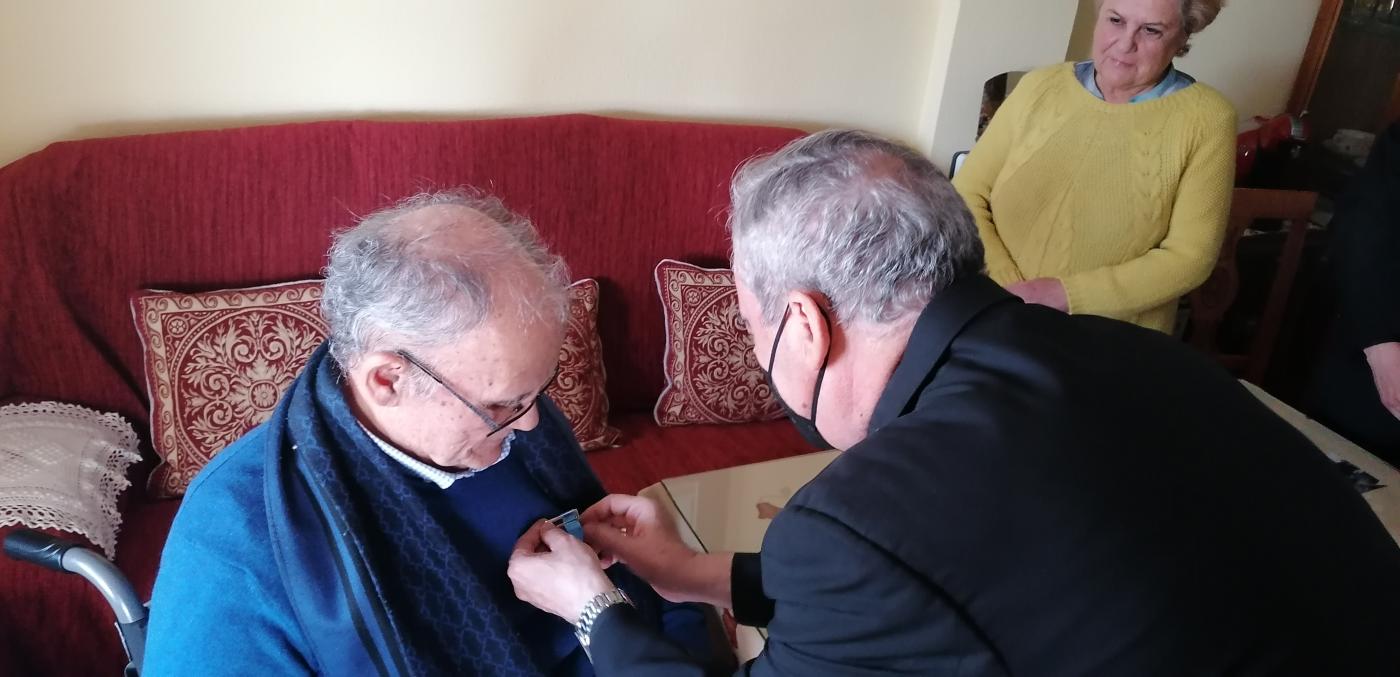 El Sr. Obispo, D. Jesús Catalá, entrega la Medalla Pro Ecclesia Malacitana a Francisco Luis García Caro