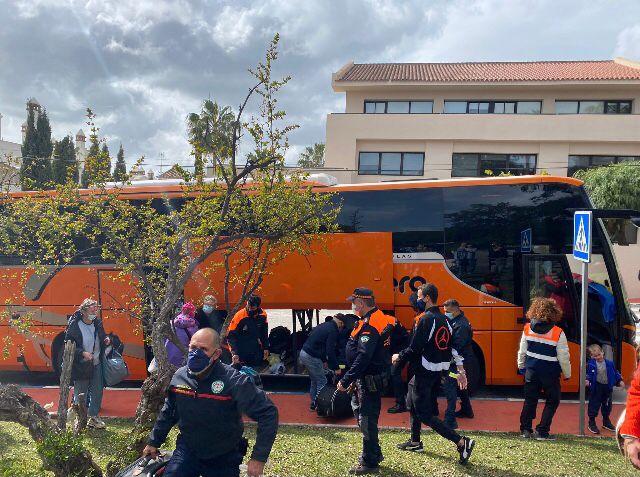 La expedición de la Hermandad de la Soledad regresa a Marbella tras recoger a los refugiados ucranianos