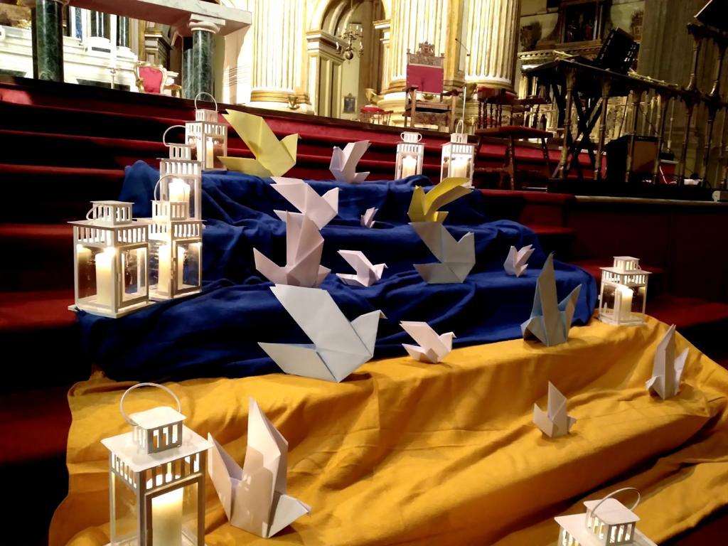 Cientos de fieles se reunieron en la Catedral para orar juntos por la paz en Ucrania