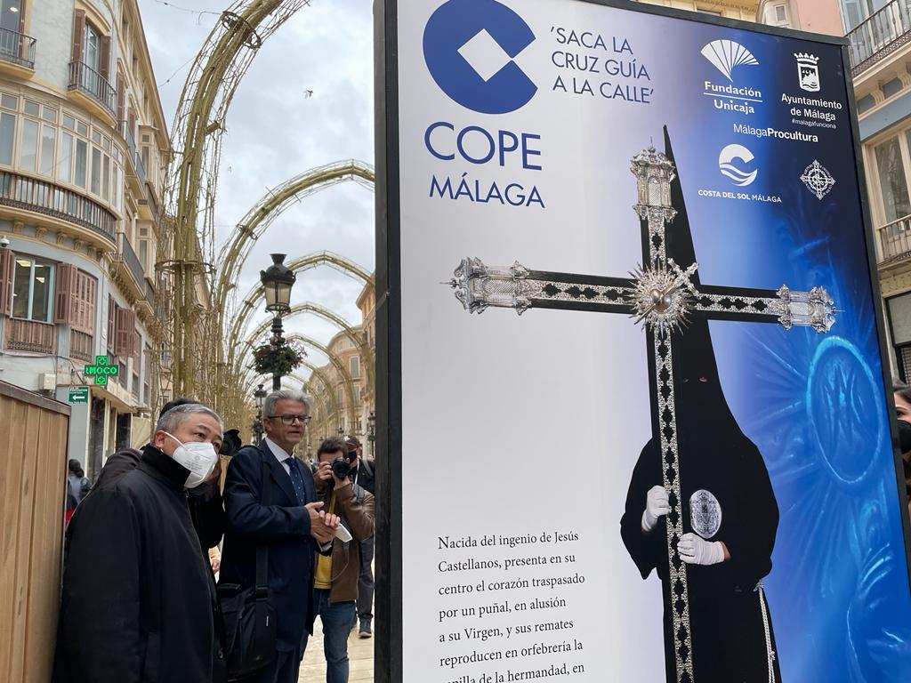 Inauguración de la exposición 'COPE Málaga saca la cruz guía a la calle' en calle Larios // E. LLAMAS