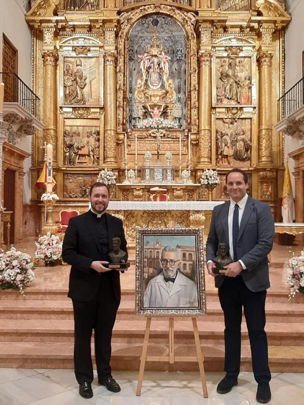 El postulador de la causa romana de beatificación, Salvador Aguilera, junto al pintor del retrato del Dr. Gálvez, Raúl Berzosa