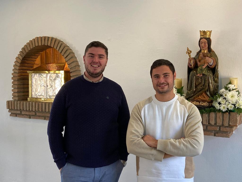 Álvaro López y Daniel Gutiérrez en una de las capillas del Seminario // J. HERNÁNDEZ