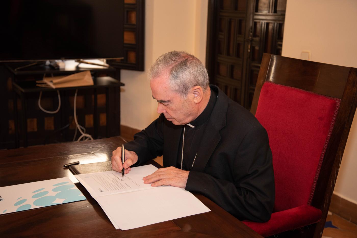 Mons. Jesús Catalá firmando el convenio de colaboración con la Universidad Loyola. FOTO: DANI GARCÍA