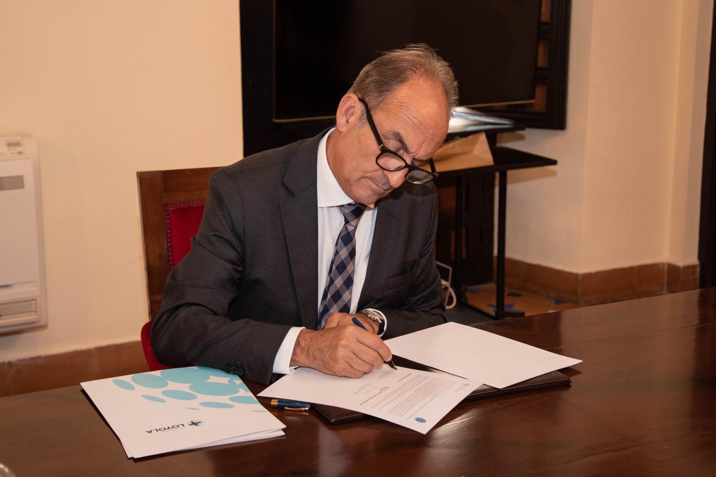 Gabriel Pérez firmando el convenio de colaboración con la Universidad Loyola. FOTO: DANI GARCÍA