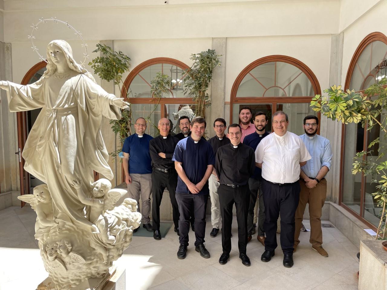 Juan Manuel Caracuel junto al rector del Seminario, los diáconos y otros sacerdotes // E. LLAMAS