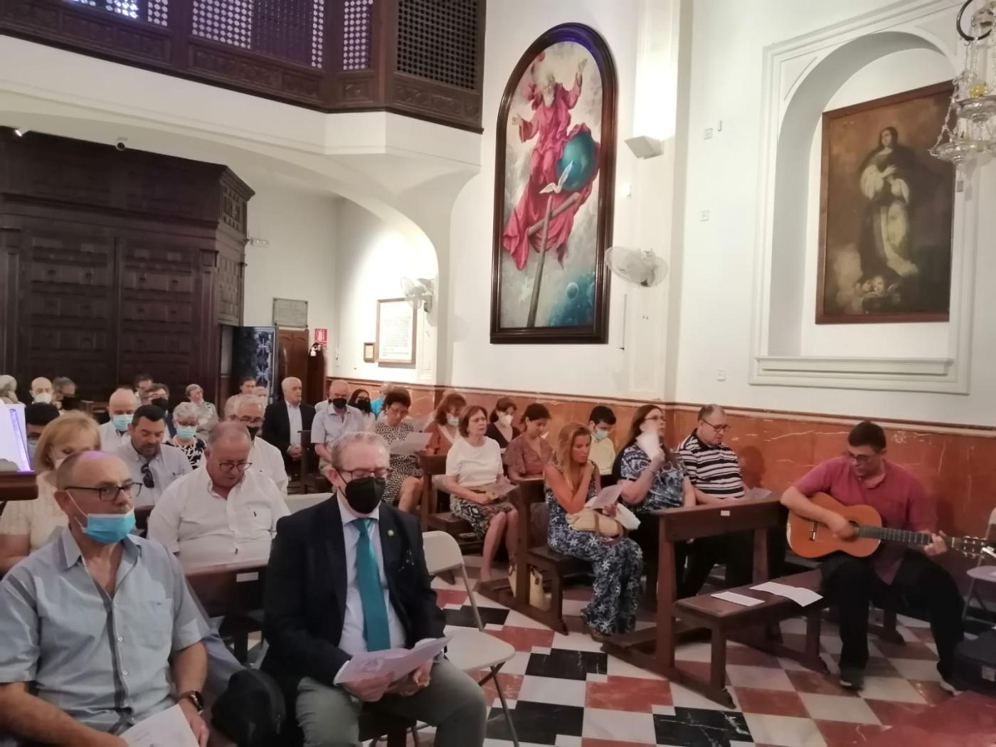 Momento de la Eucaristía, presidida por el director de la Escuela Teológica, el sacerdote Gabriel Leal