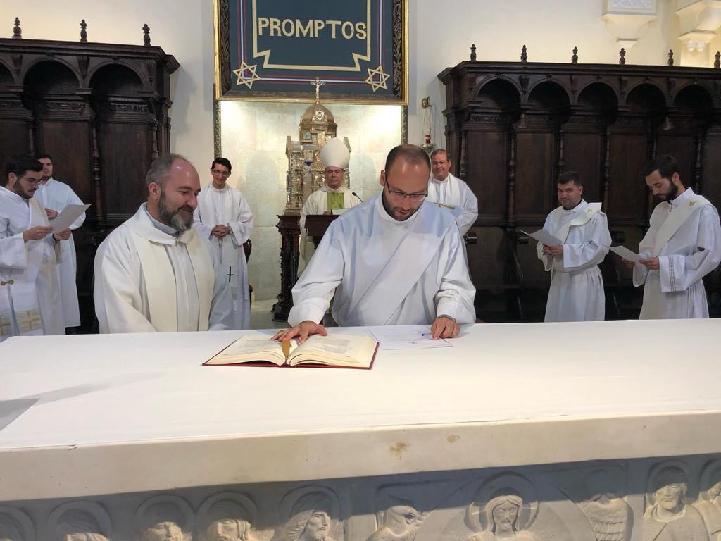 Última firma antes de la ordenación como presbíteros // J. HERNÁNDEZ