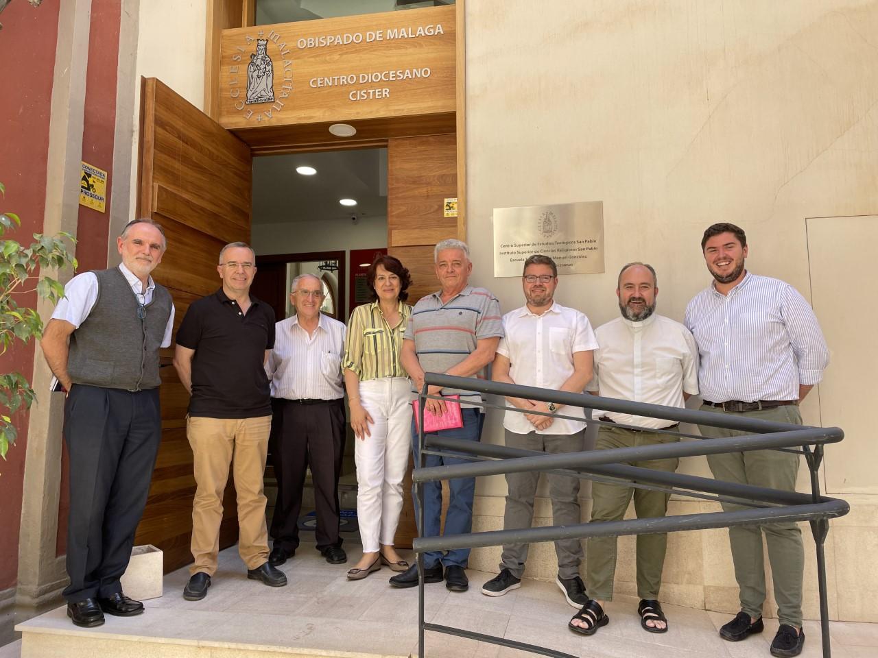 Julián Guzmán (cuarto por la derecha), junto a otros alumnos y a los miembros del tribunal de la Síntesis Teológica // E. LLAMAS