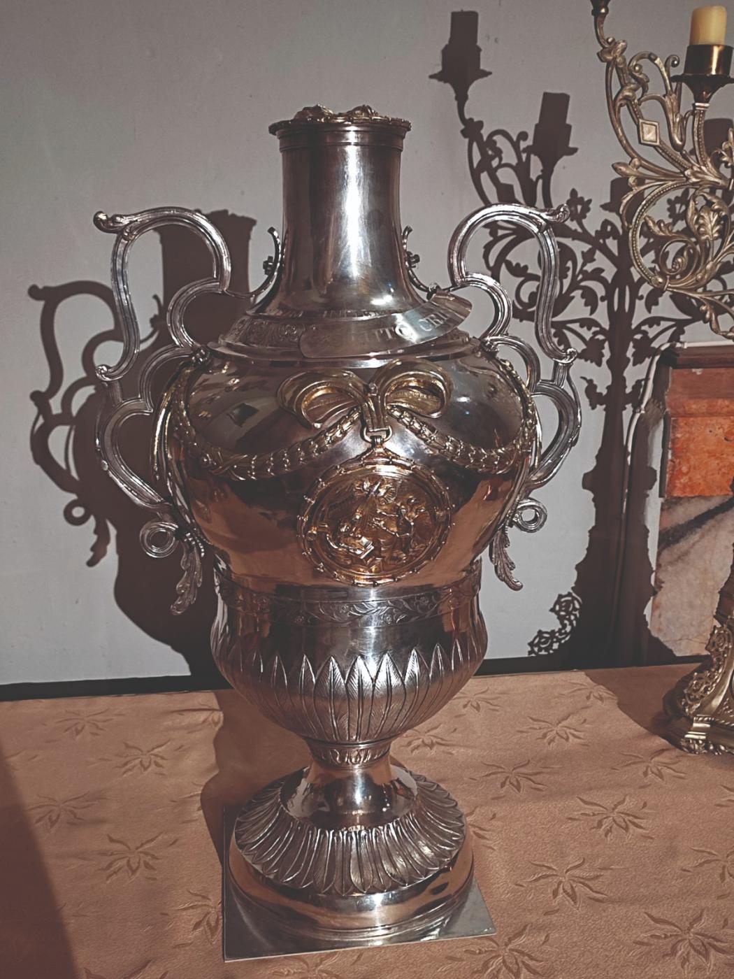 Ánfora destinadas a contener los óleos que el Obispo bendice y consagra, situada en la capilla de la Inmaculada en la Catedral de Málaga