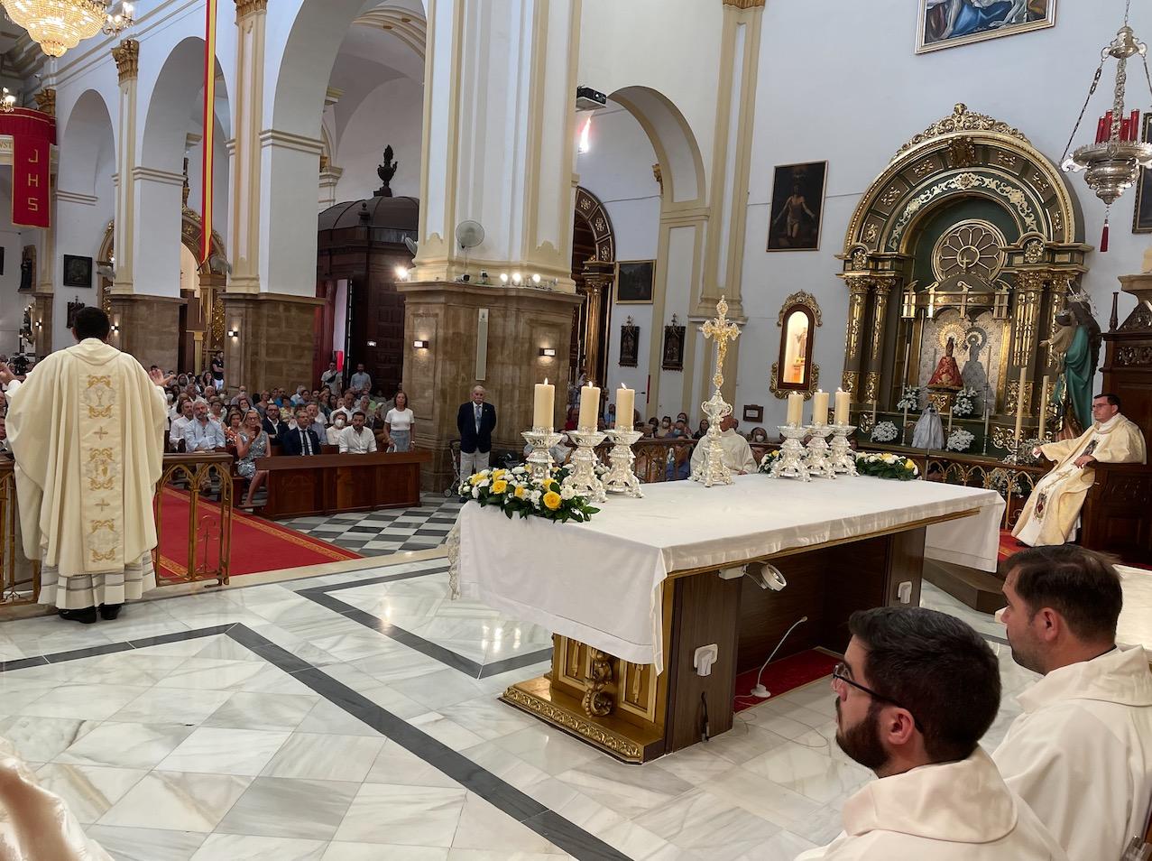 Primera Misa Solemne del neopresbítero Juan Manuel Caracuel en la parroquia de la Encarnación de Marbella // E. LLAMAS