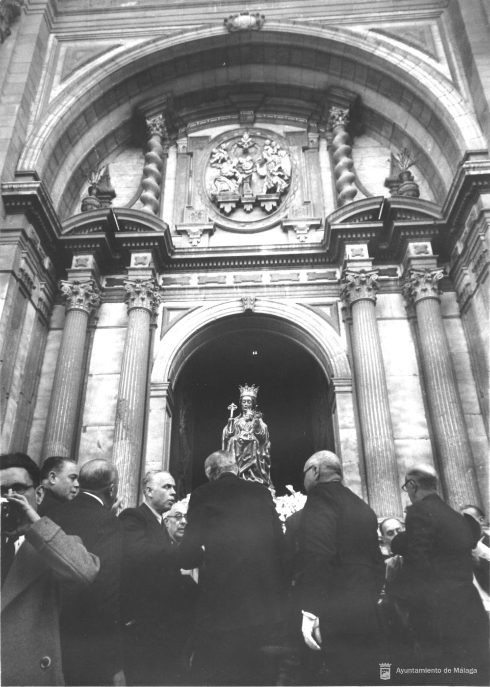 Llegada de la Virgen de la Victoria a la Catedral tras la coronación canónica en el Paseo del Parque el 8 de febrero de 1943 // ARCHIVO MUNICIPAL DE MÁLAGA