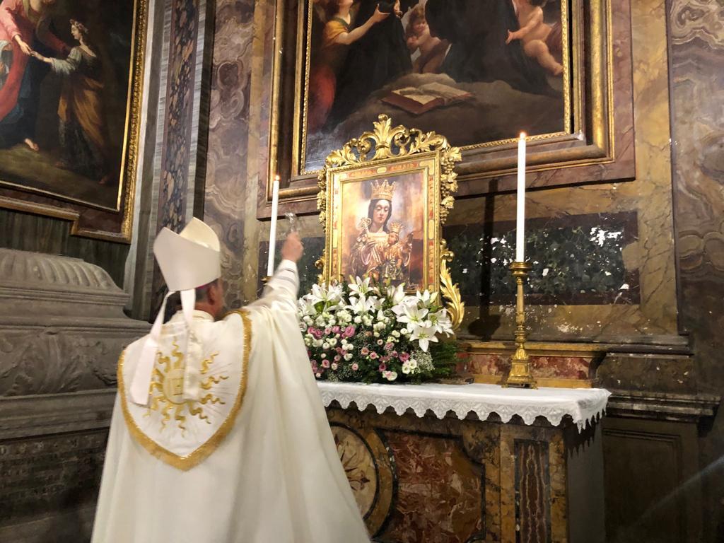 El obispo de Málaga bendice en Roma una imagen de la Virgen de la Victoria
