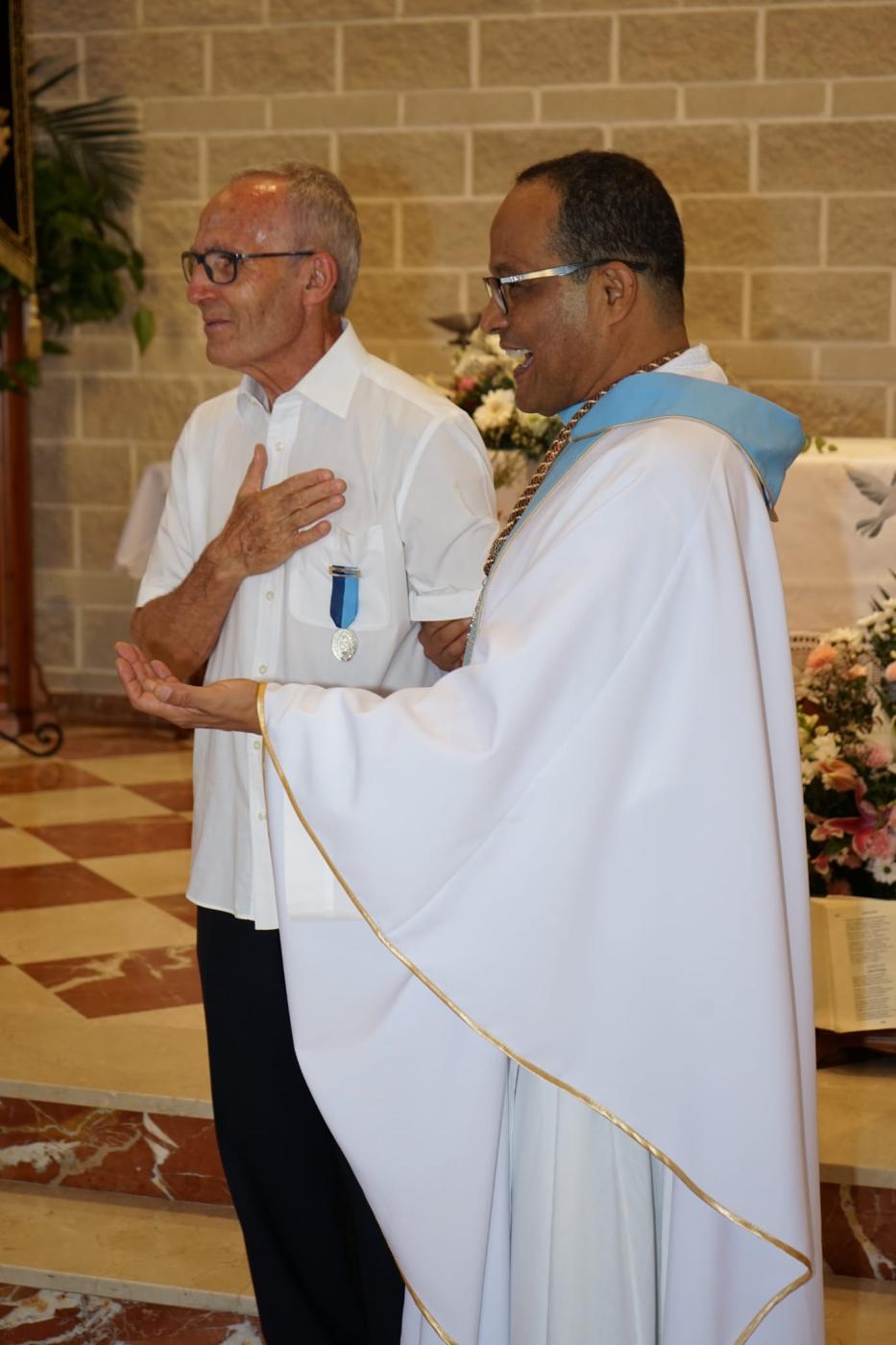 Entrega de la Medalla Pro Ecclesia Malacitana a Ricardo Ruiz Consuegra, de manos del párroco, Vicente de la Torre