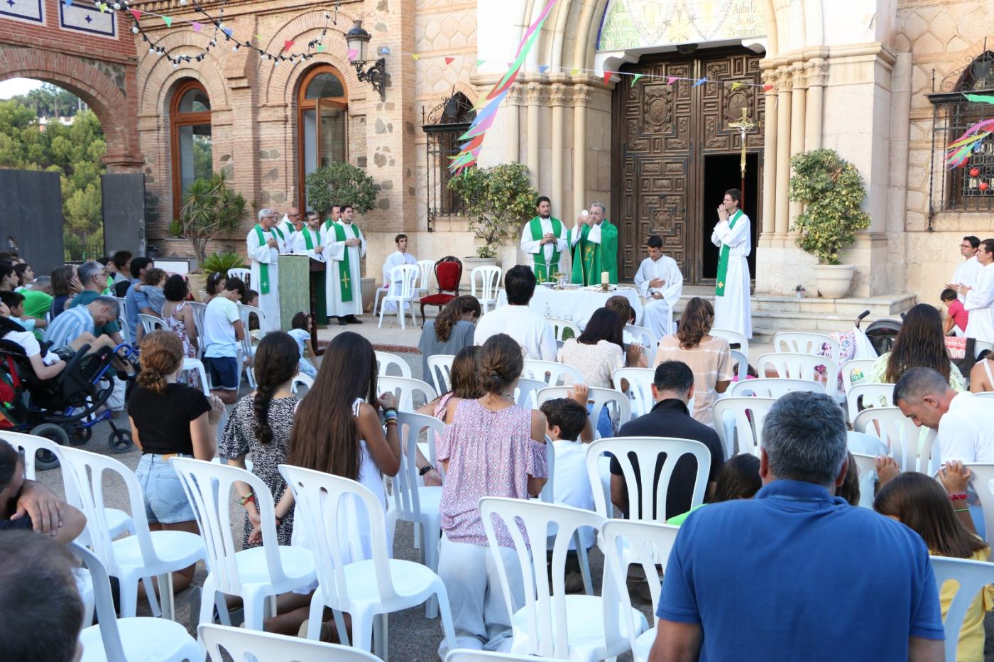 Durante una celebración delante de la capilla del Buen Pastor en el Seminario de Málaga