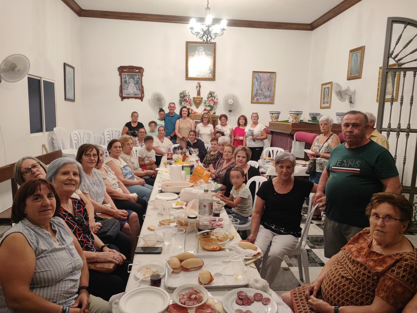 Ágape de los vecinos de Los Morales con motivo de la fiesta de su patrón, san Juan Bautista