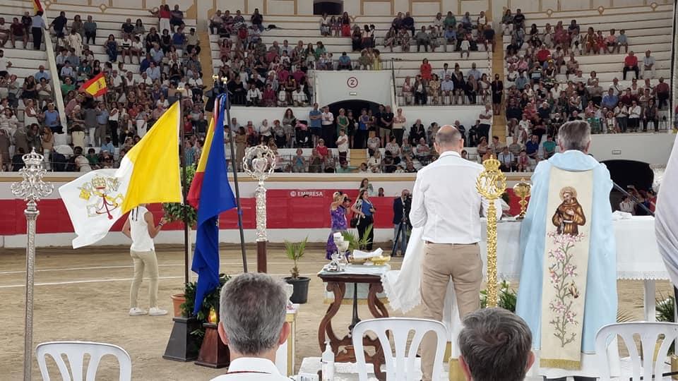 Centenares de personas participan en la tradicional misa rociera de la patrona de #Melilla, Ntra. Sra. de la Victoria, celebrada en la plaza de toros //J. NAVARRO