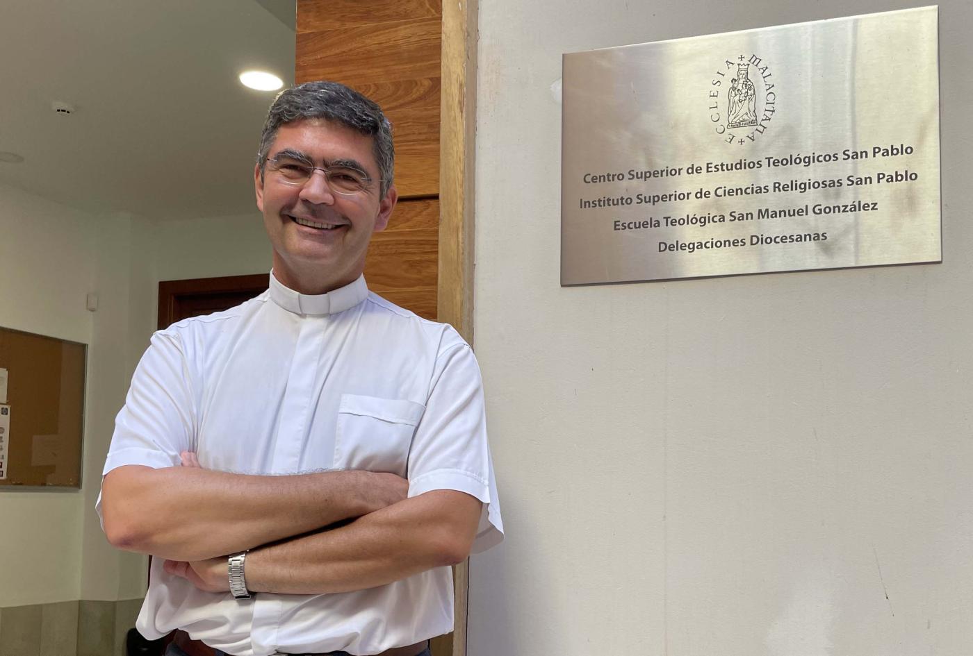 José Emilio Cabra, director de la Escuela Teológica San Manuel González, ante la sede de los centros teológicos diocesanos en el antiguo convento del Císter