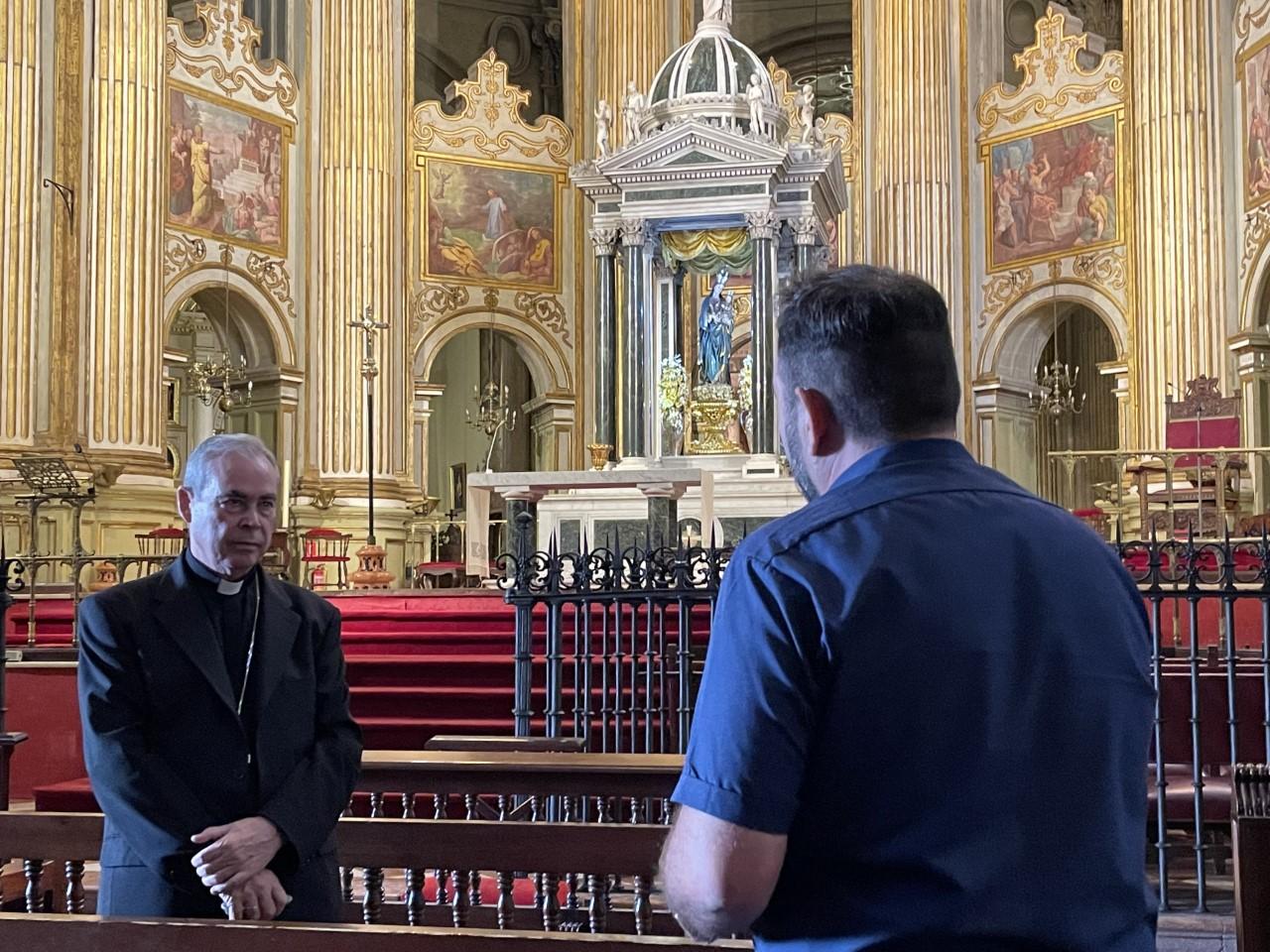 El Sr. Obispo, presentando las Prioridades Pastorales Diocesanas a los fieles congregados en la Catedral // E. LLAMAS