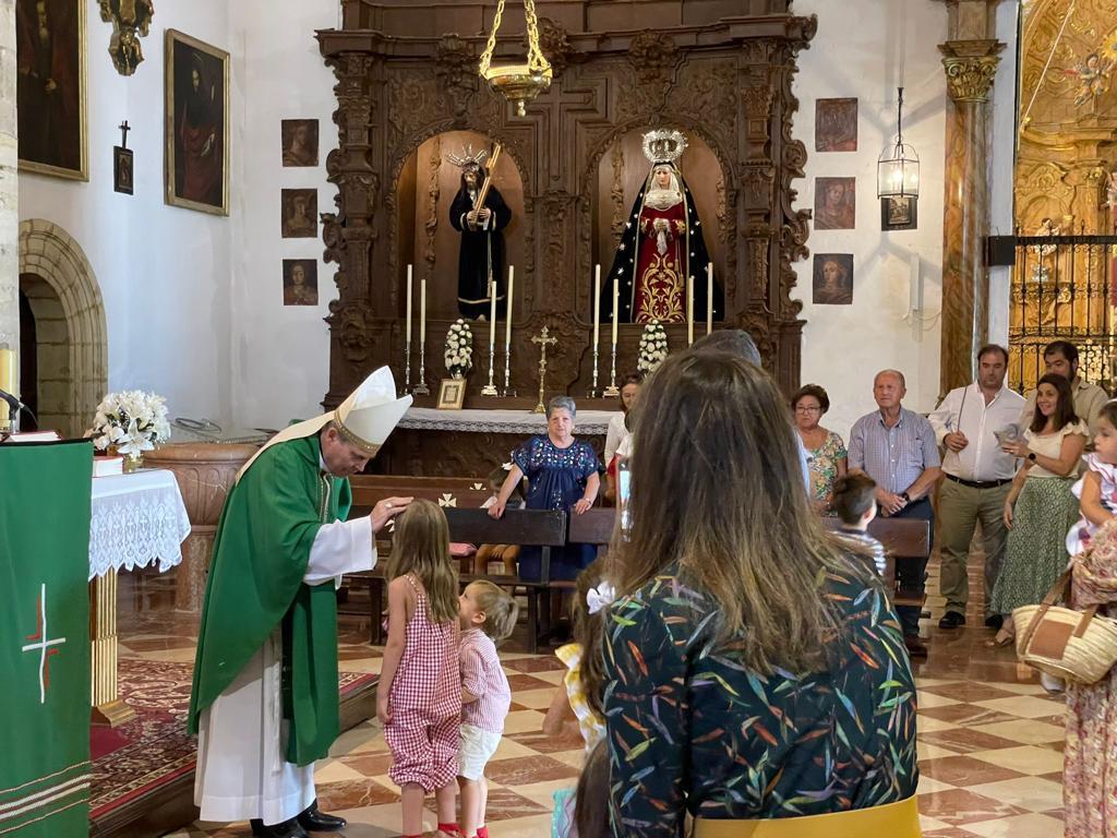 El Obispo de Málaga bendice a los niños en la Visita Pastoral a la parroquia de San Juan, en Antequera
