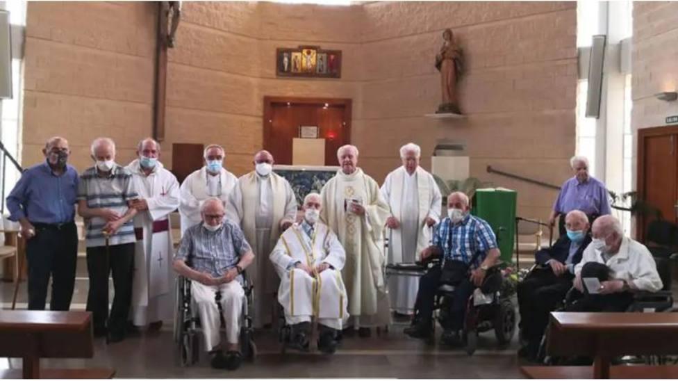 Antonio Hidalgo, segundo por la izquierda, en una celebración en la capilla del Buen Samaritano