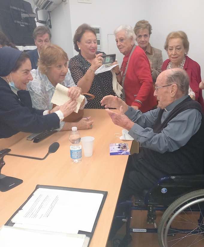 Asistentes saludan a D. Francisco García Mota